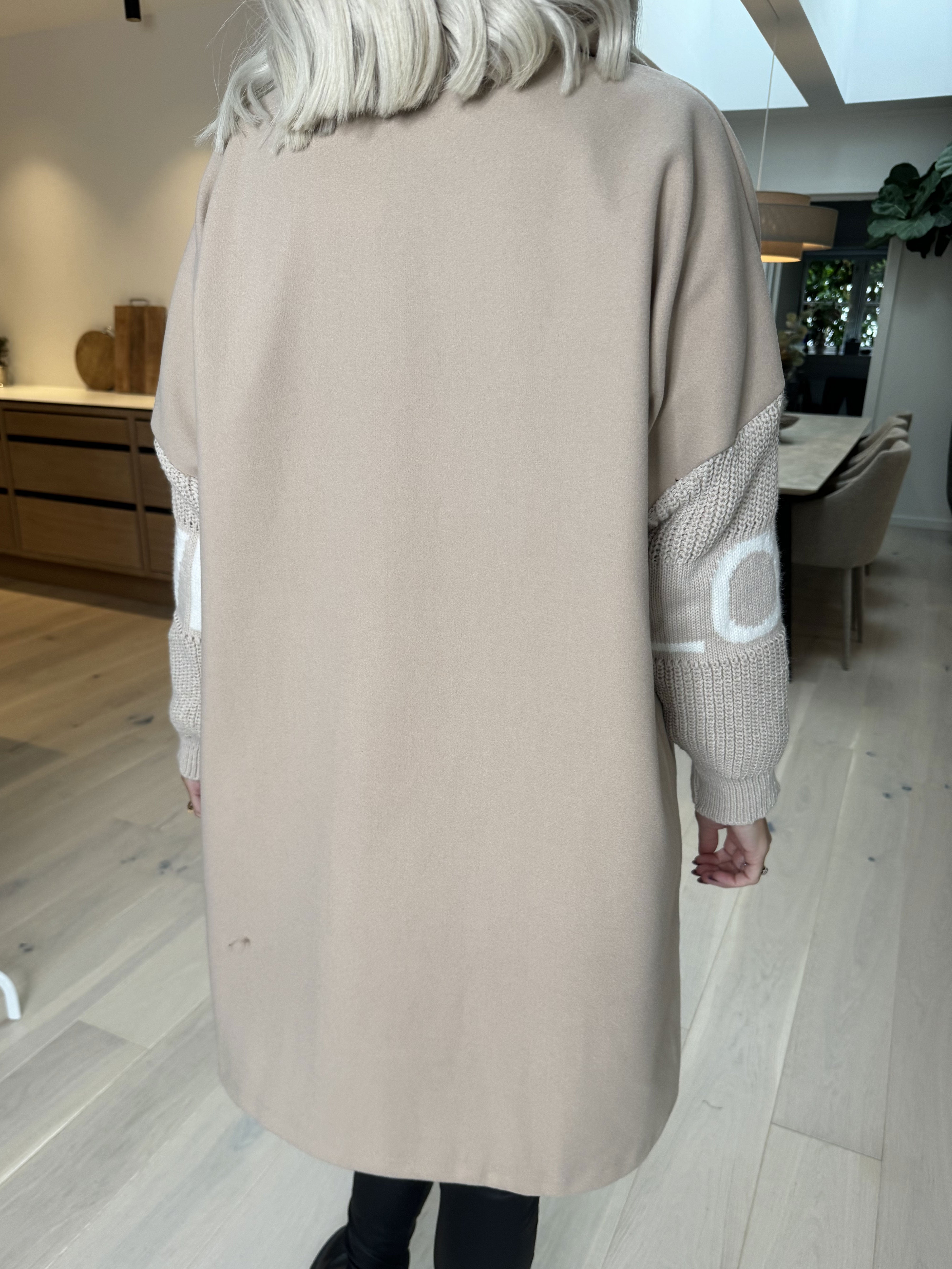 Debbie Short - Jakke med strikærmer